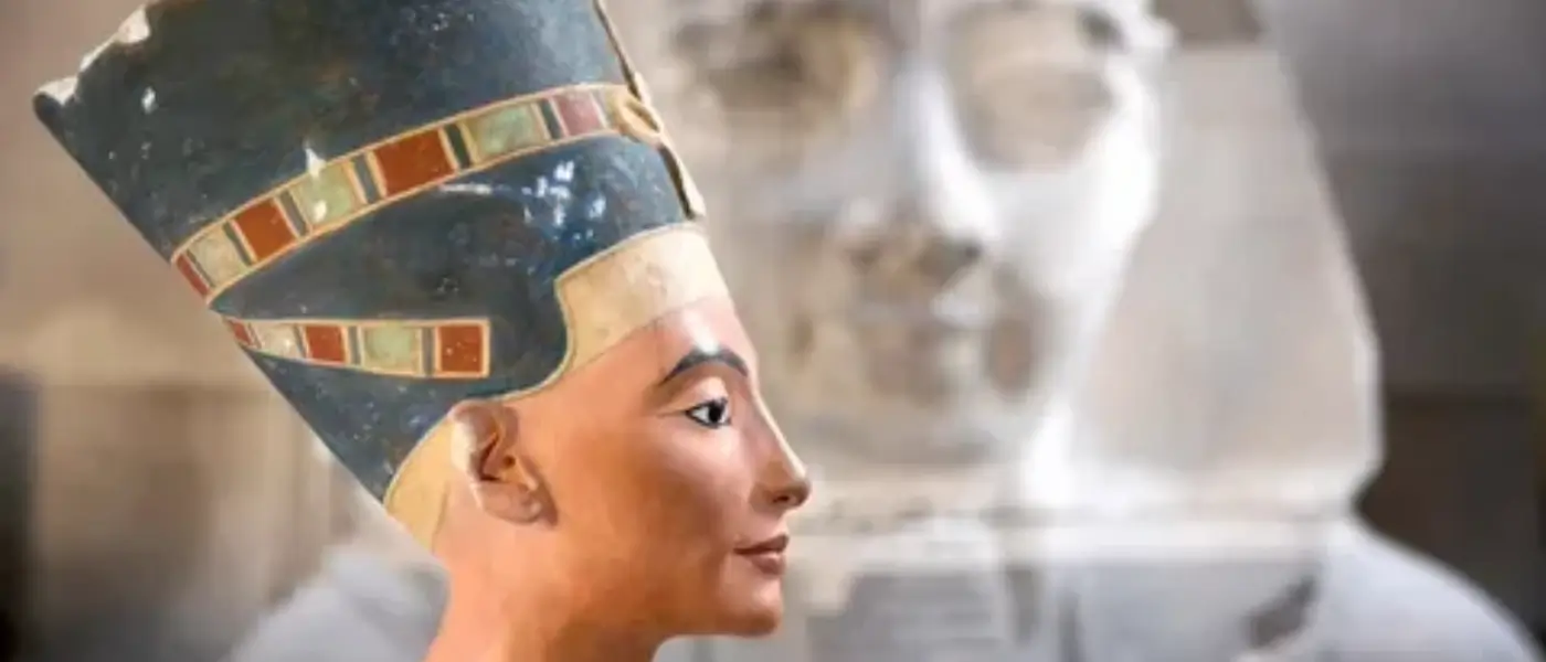 The Iconic Beauty of Queen Nefertiti: Exploring Her Portrayal in Art and Sculpture 8 About-Queen-Nefertiti-and-her-husband-EgyptaTours