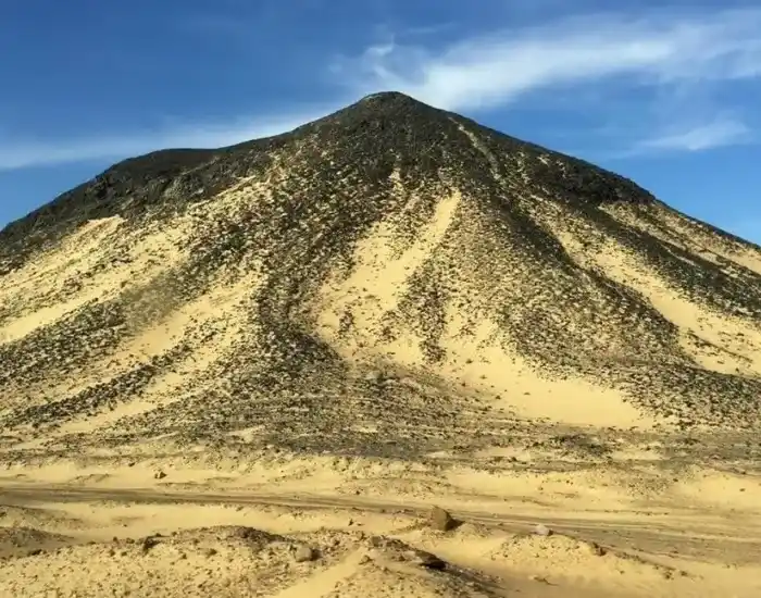 Dark-Volcanic-Mountain-In-The-Desert-Landscape-Near-Farafra-Oasis-EgyptaTours