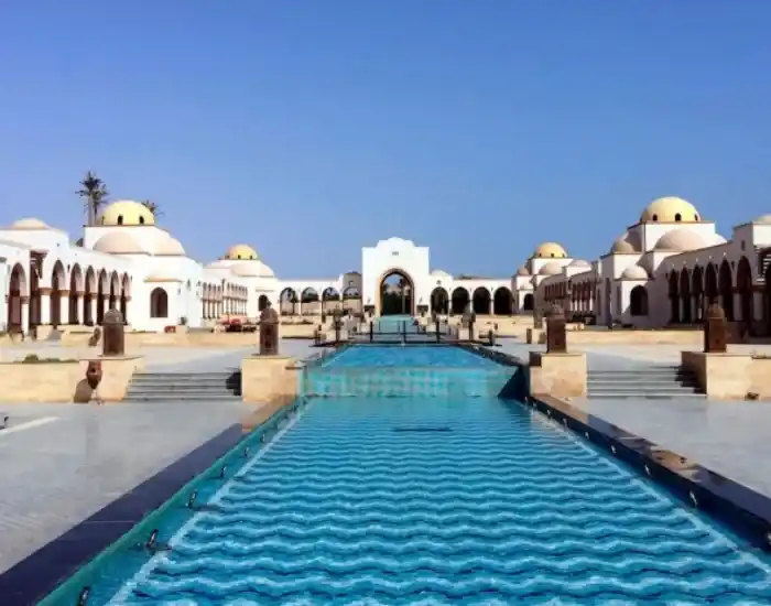 Water-Feature-And-White-Domed-Architecture-At-Arrival-Piazza-In-Sahl-Hasheesh-EgyptaTours