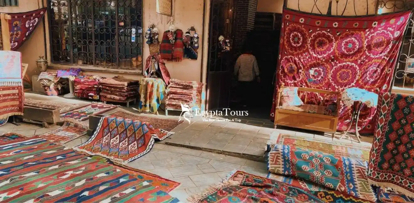 The-Market's-Role-in-Supporting-Tourism-EgyptaTours