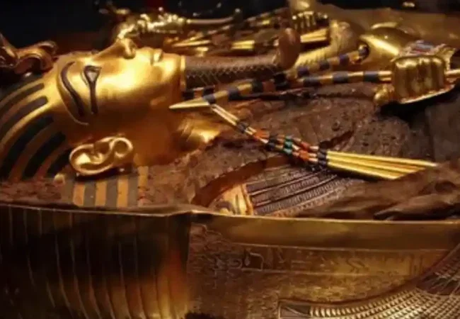 Close-up-of-the-golden-chariots-and-gilded-treasures-piled-inside-the-tomb-of-King-Tutankhamun-Featured